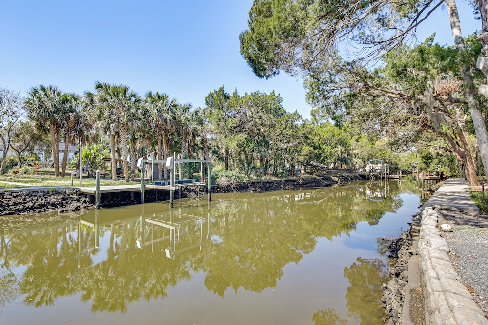 Outdoor Oasis: Canal-front Home in Crystal River
