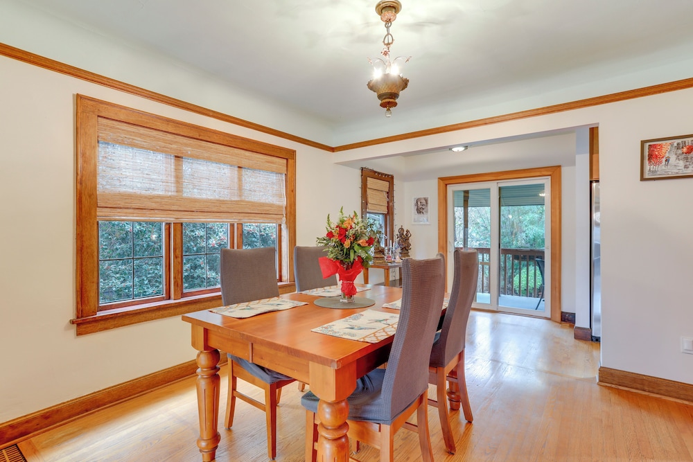 Charming Tudor-style Apt Near Green Lake!