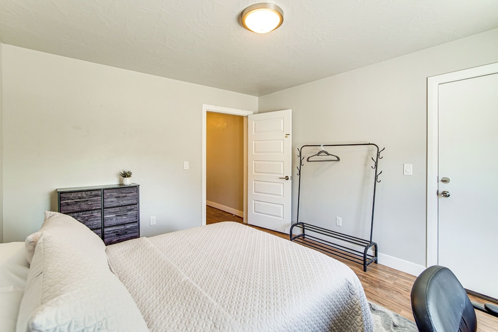 Panoramic Views: Spacious Home in Cedar City!