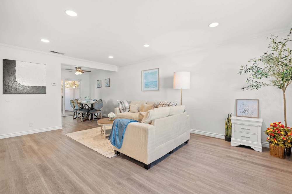 Modern Glendora Retreat Family Getaway Near Cal Poly & Mt. SAC