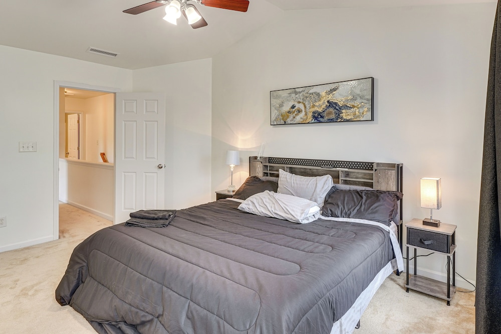 6 Mi to Dtwn Raleigh: Townhome w/ Fenced Patio!