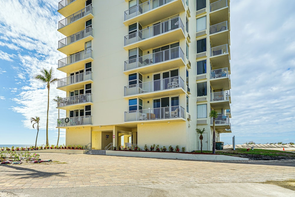 Beachfront Condo w/ Bay View in Fort Myers Beach!