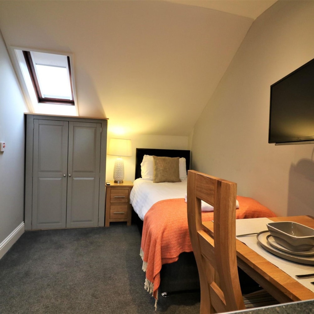 Linden Cottage Room 4 - Airdrie view 3
