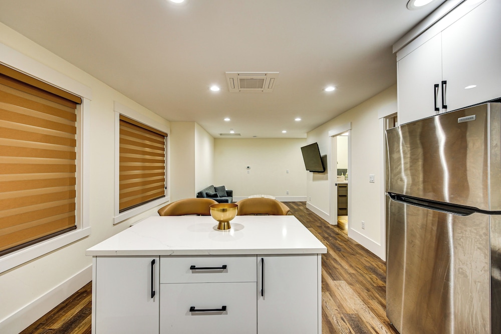 Quiet PNW Base: Walkable Apt in Normandy Park