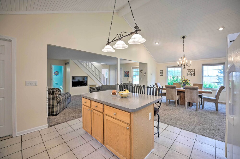 Beautiful Irish Hills Farmhouse w/ Fire Pit!