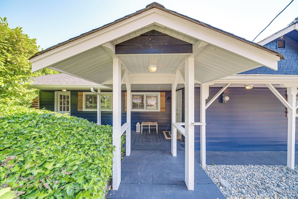 Mtn-view Camano Island Retreat Overlooking Beach
