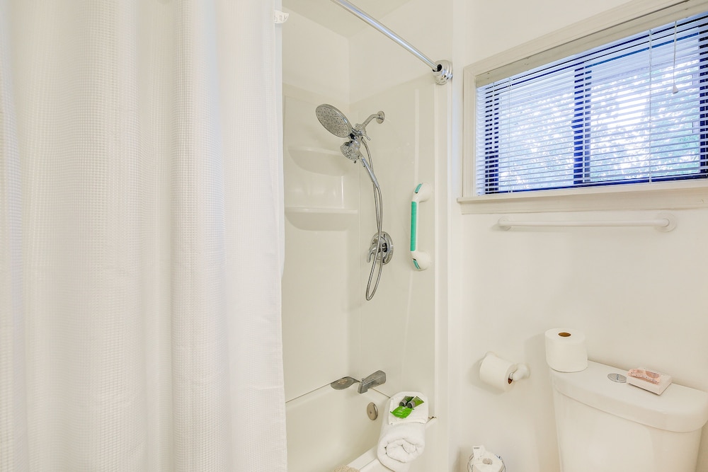 Charming Sagle Retreat w/ Hot Tub  Cozy Fireplace - Property Image 11