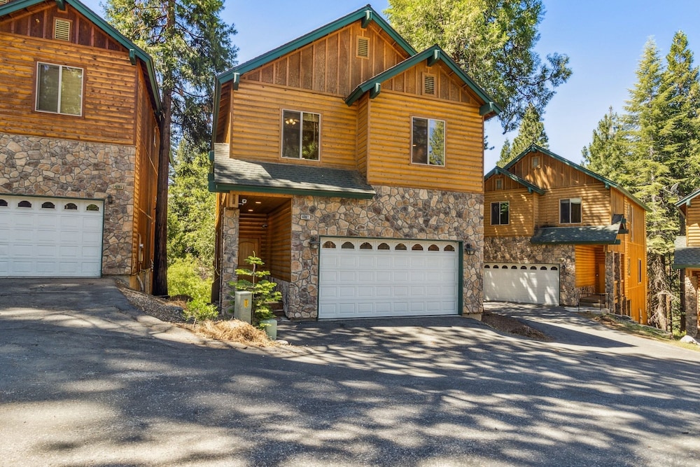 Dog Friendly Summer Vacation Hub Near Town 4 Bedroom Home by Redawning view 3