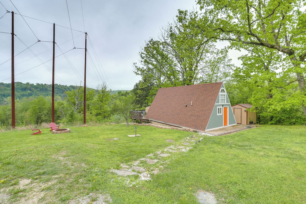 Cozy Cabin w/ Fire Pit: Walk to Lake Taneycomo!