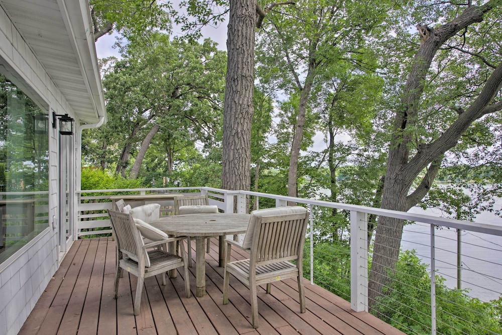 Cozy Plymouth Cottage w/ Medicine Lake View!