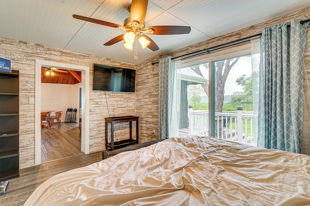 Walk to Cranberry Lake: Quaint Family Cottage