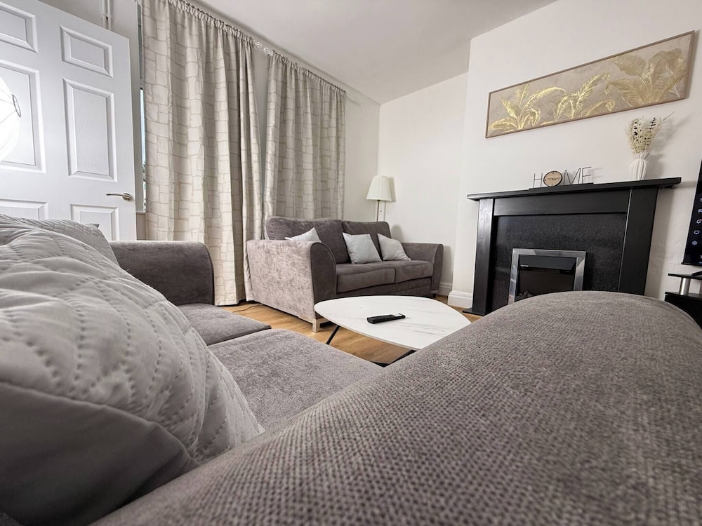 Urban Calm Spacious 3-bed Home With Free Parking