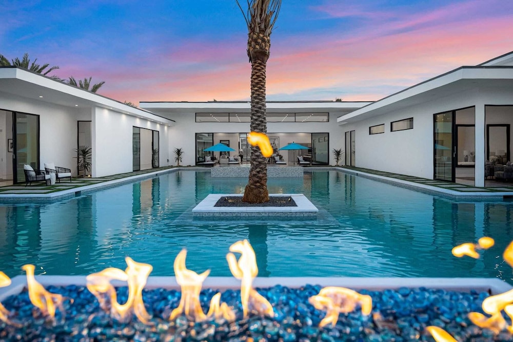 Sleeps 20 Spacious Retreat Pool & Hot Tub Retreat Bravo Villa #4 by Avantstay