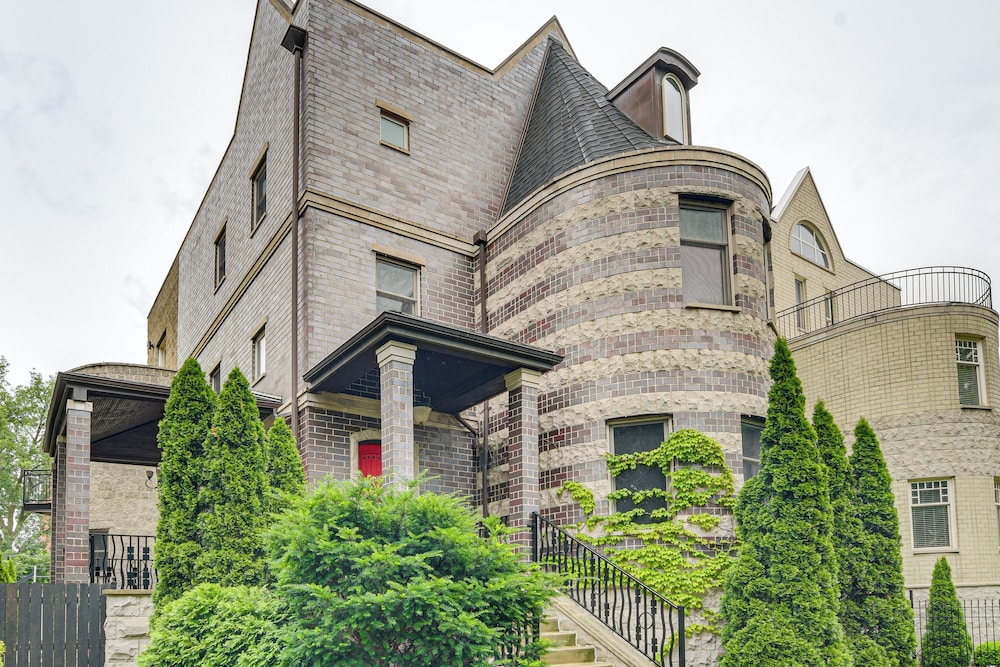 Walk to Lake Michigan: Chicago Apt w/ Deck