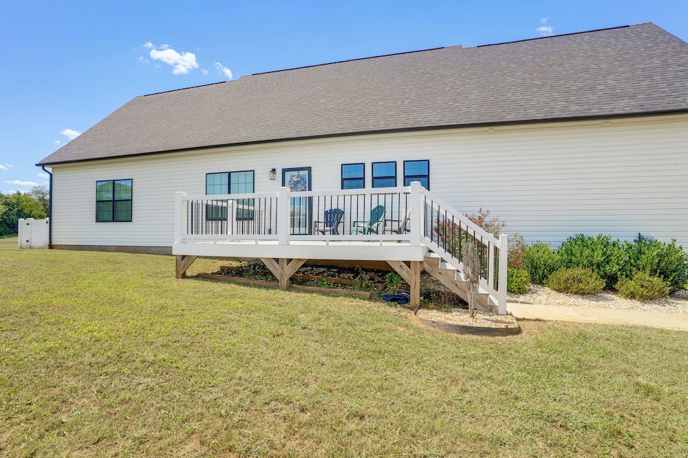 5 Mi to Lake Anna State Park: Modern Family Home!