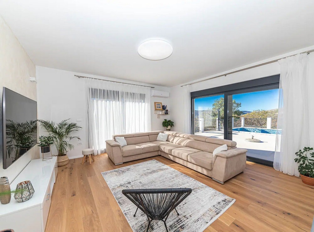 Luxurious Sanctuary Villa Primorski Dolac With Pool