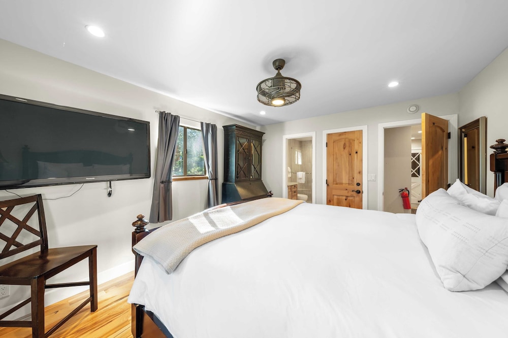 Secluded Incline Village Stay w/ Deck Near Diamond Peak & Lake Cloud 9 and 1/2 by Avantstay