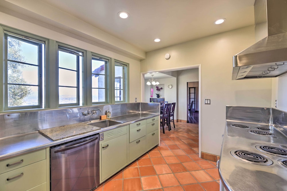 'the Castle' Hacienda Heights Home w/ Patio Pool - Property Image 23