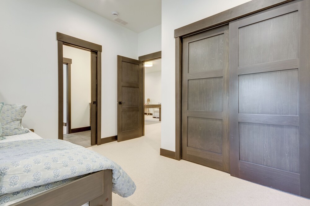 2 Mi to Big Sky Resort: Luxe Mtn-view Retreat!