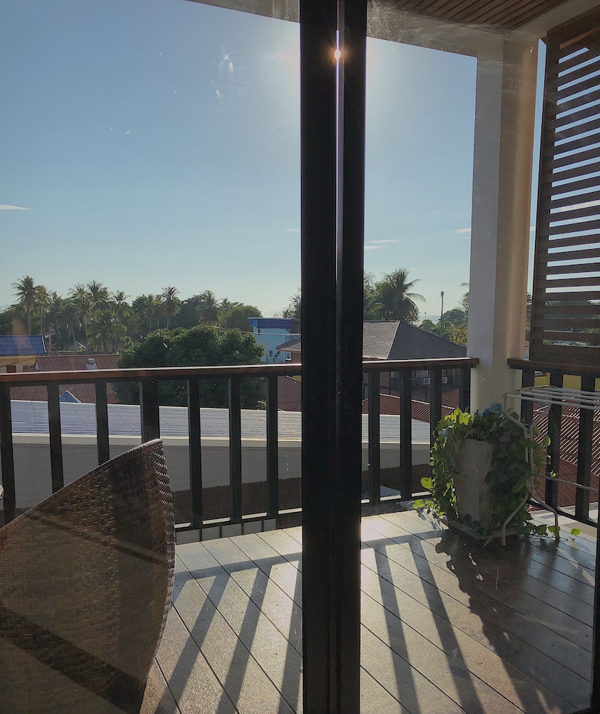 The Reef Hotel & Studios