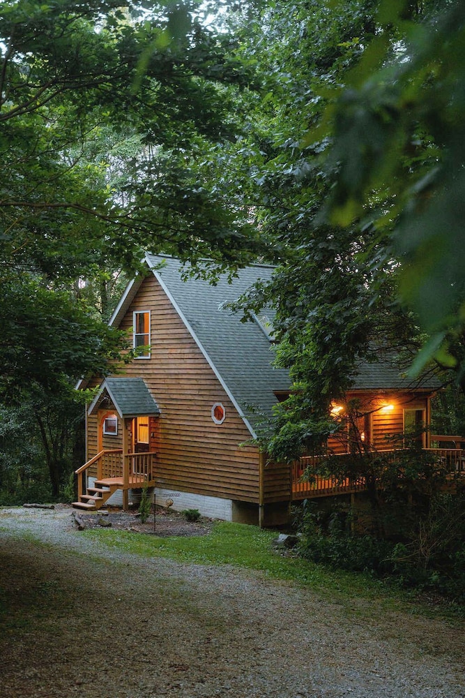 Cheerful Two Bdrm Cabin With Hot Tub & Pet Friendly