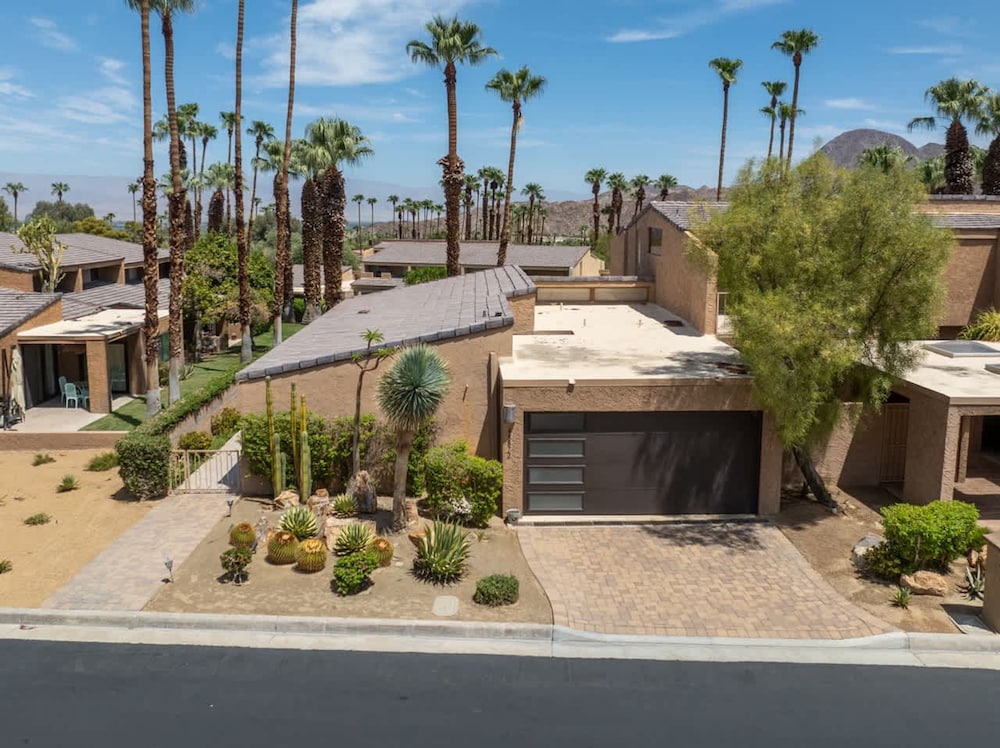 Desert Flower- Ironwood CC Condo Pool Spa
