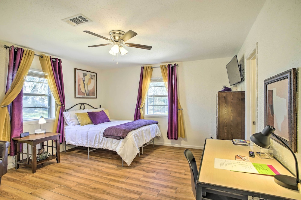'the Cozy Pine Cone' Home Base: Walk to Pvamu view 4