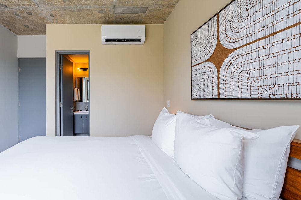 w Modern 2BR w Great Deco in Centriqo