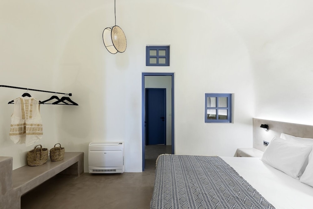 Acave Santorini Suites view 4