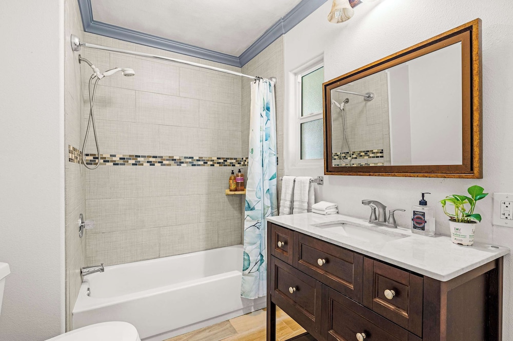 Not Affected by the Fire/spacious Retreat w/ Large Kitchen & Outdoor Patio