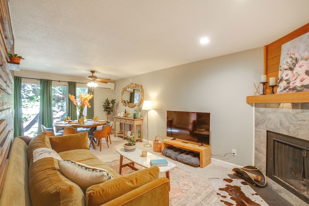Twin Lakes Retreat: Lake, Pool & Golf Access!