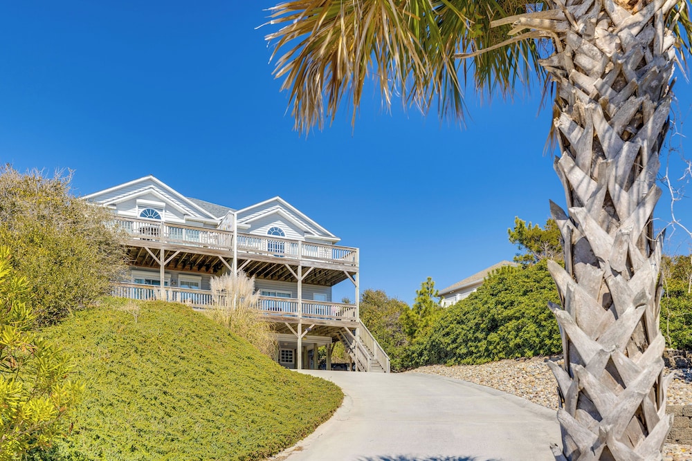 Steps to Beach: Emerald Isle Home w/ Deck!