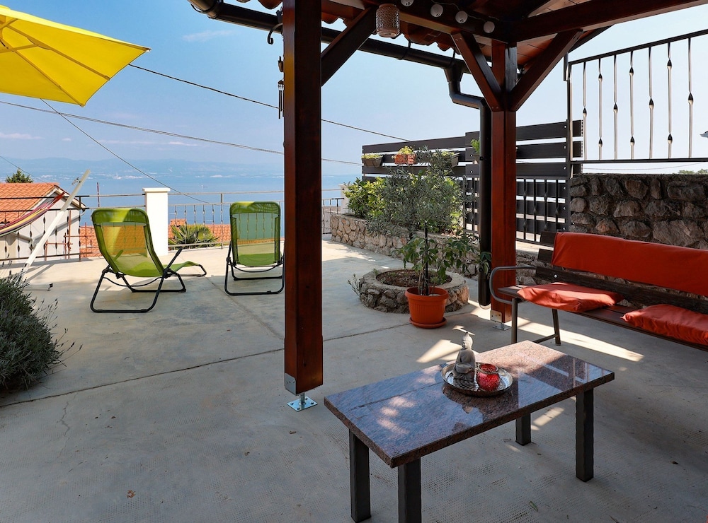 Sunny Holiday Home With Terrace