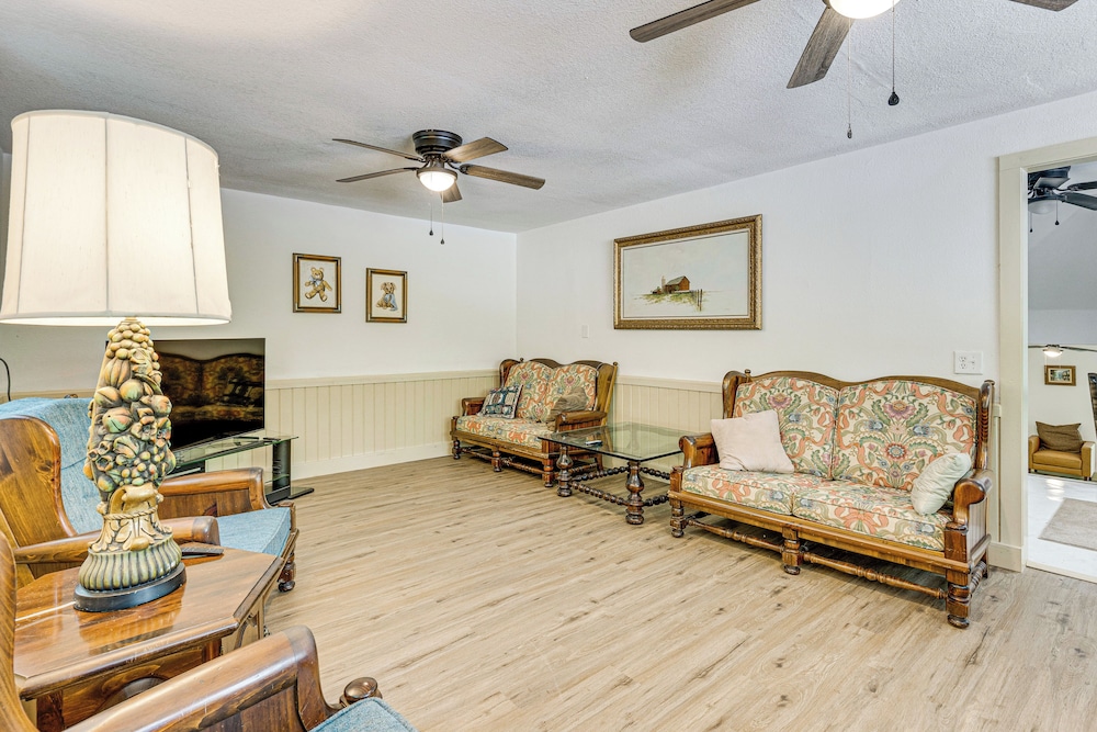 14 Mi to Dtwn: Secluded Stay in Murphy!