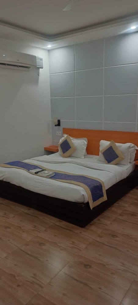 Saavi Hotel Sector 10 view 5