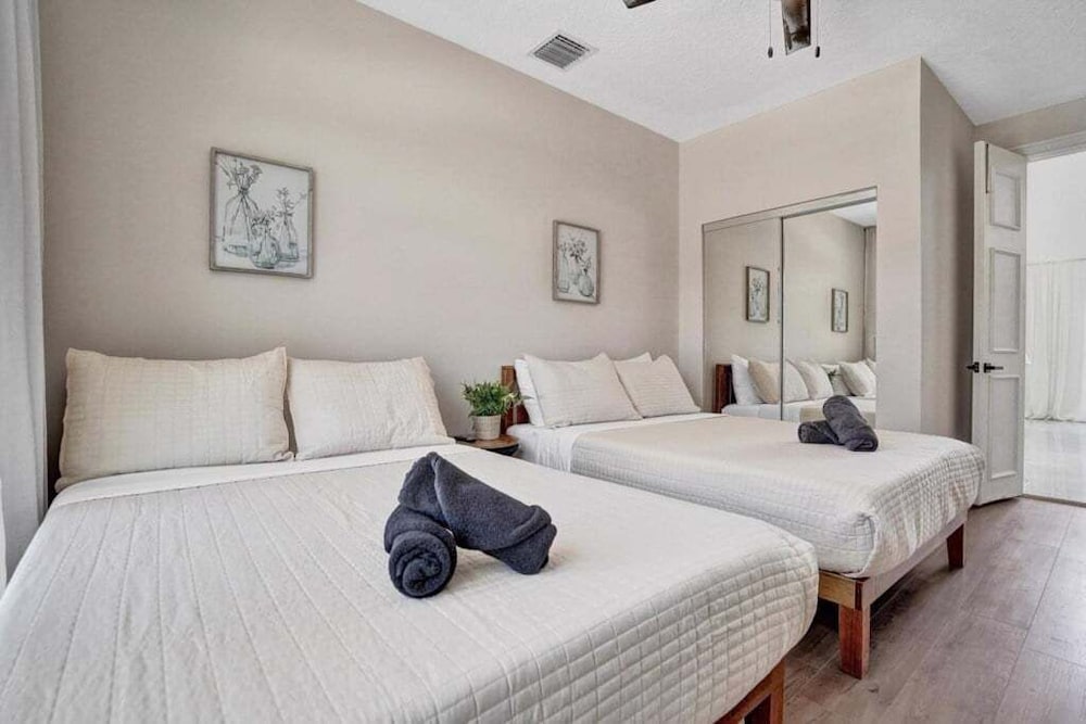 6br Elegant Hollywood Lakes Mansion W/ Pool & Spa 6 Bedroom Home