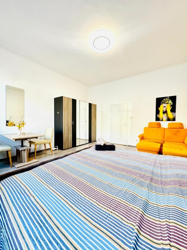 Bright 3BR Appt Steps from FAC Platz