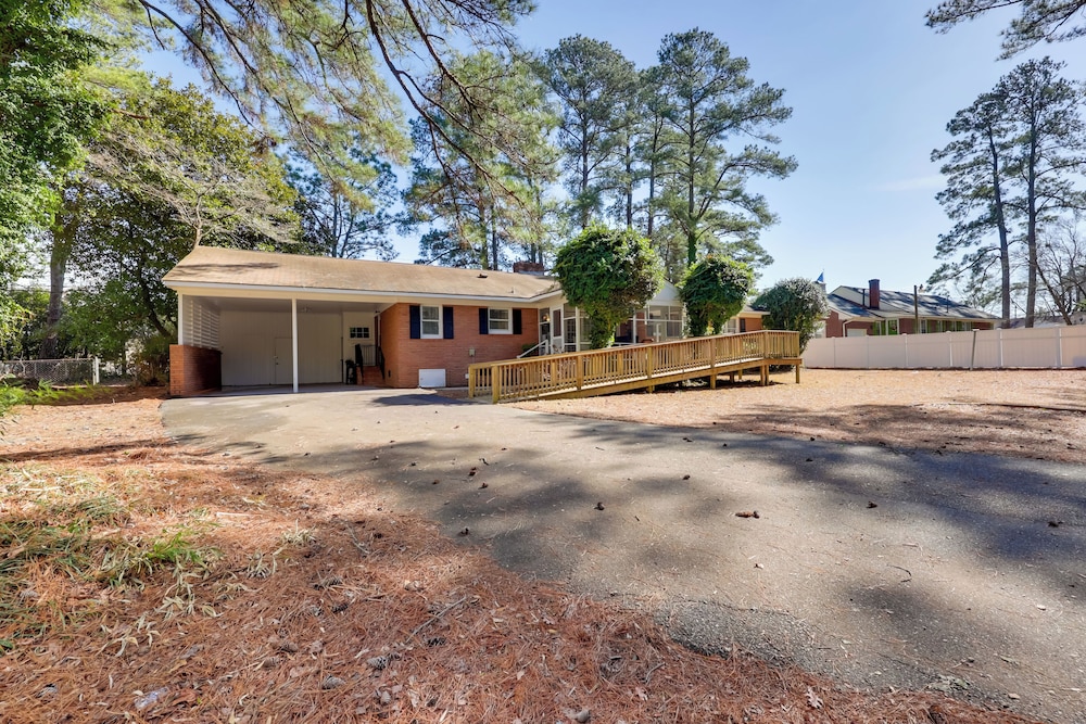 < 2 Mi to Ecu: Cozy Greenville Getaway w/ Porch!