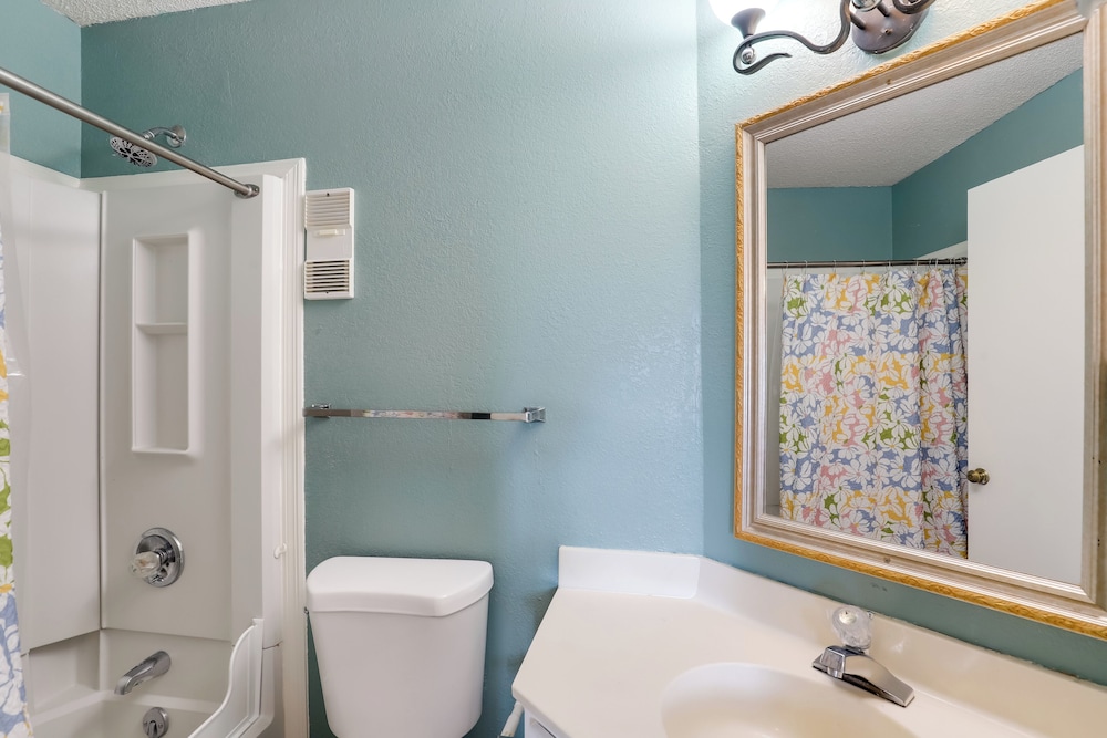 Smokies Condo 3 Mi to Nat'l Park + Hot Tub Access