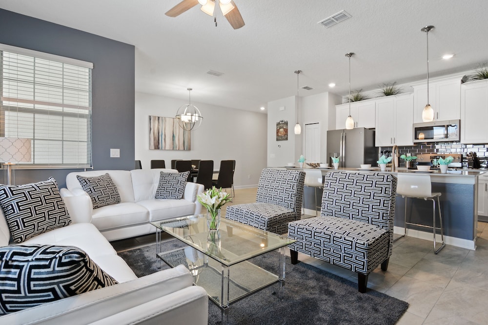 Four Bedroom Family Friendly w/ Screened Pool 4908