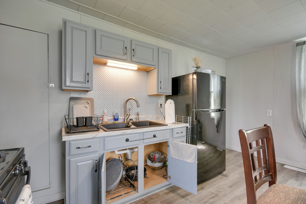 2 Mi to Historic District: Cozy Home in Quincy!