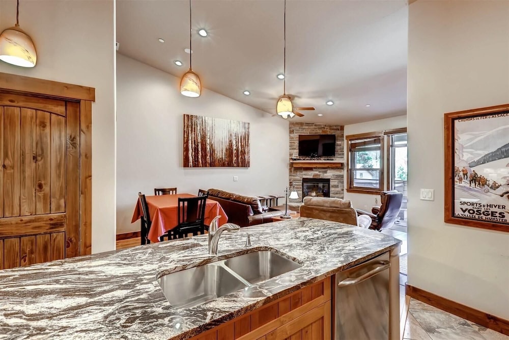 Boulevard Bend P2 3 Bedroom Condo by RedAwning