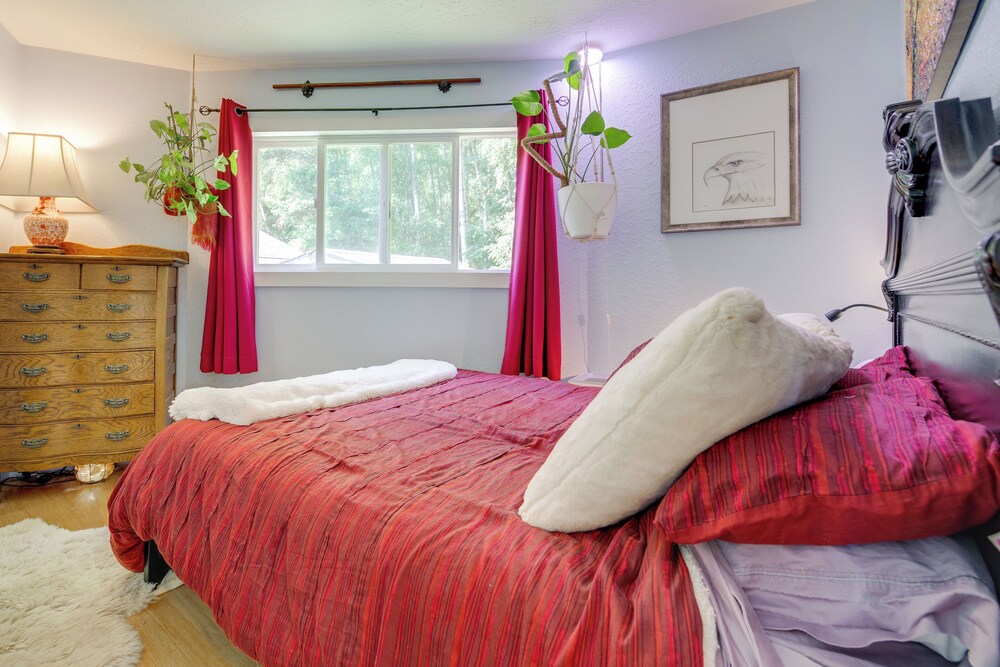 Spacious Deck w/ Ocean View: Puget Sound Gem!