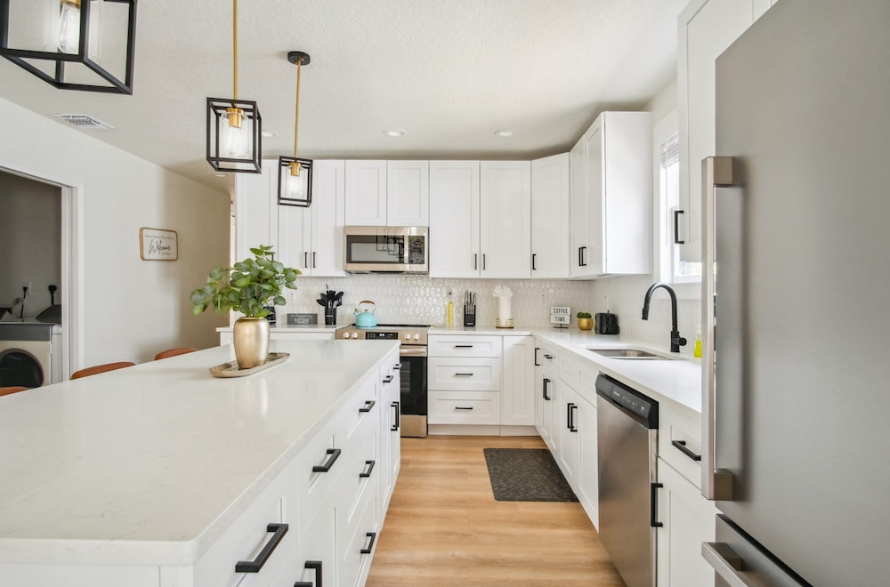 Stylish & Spacious Comfort 4br/3ba Downtown Gem!
