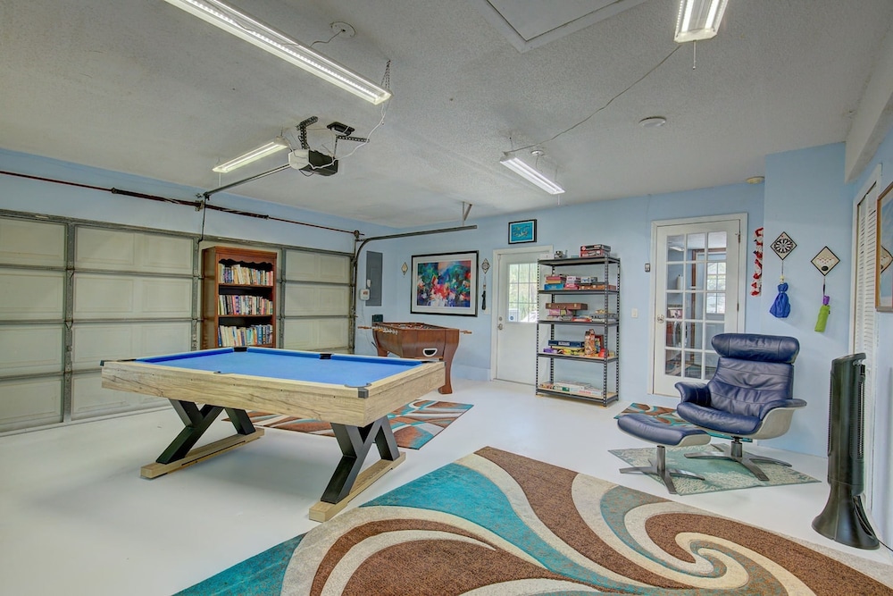 Spacious 4 3 Retreat- Heated Pool-playroom
