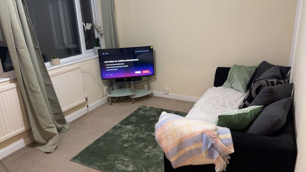 Modern Apt - City Views - Parking - Sleeps 3