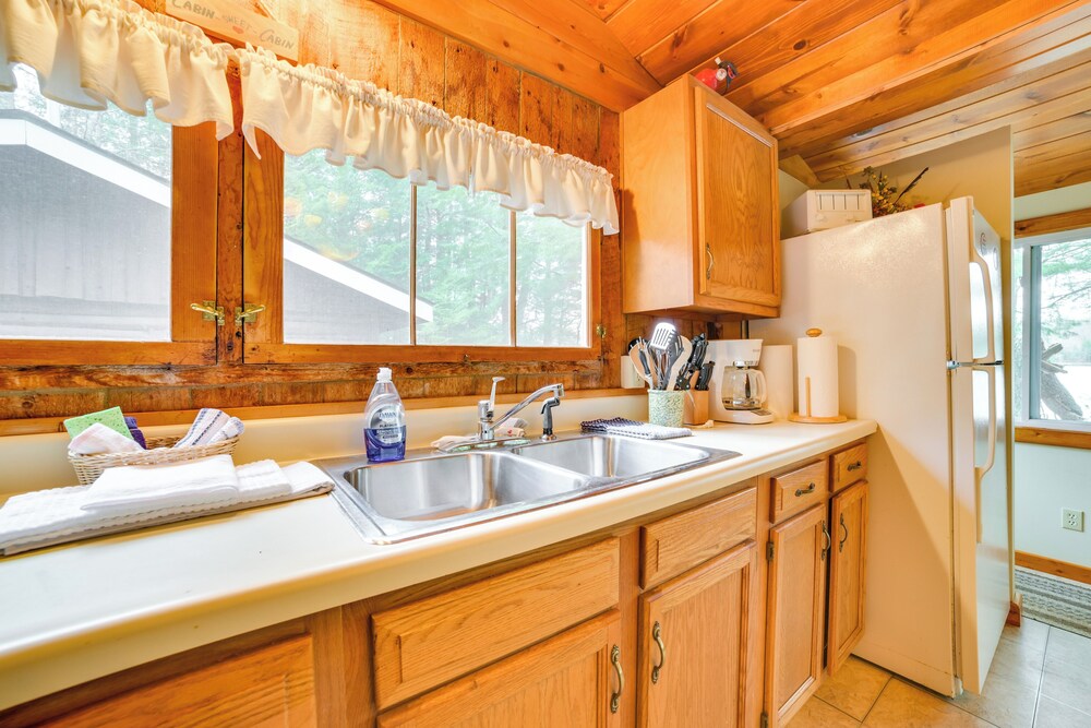 Steps to Lakefront: Dog-friendly Cabin in Levering