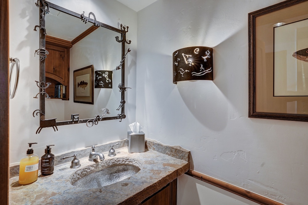 Stunning Views - Renovated Condo In Pines Lodge 2 Bedroom Condo