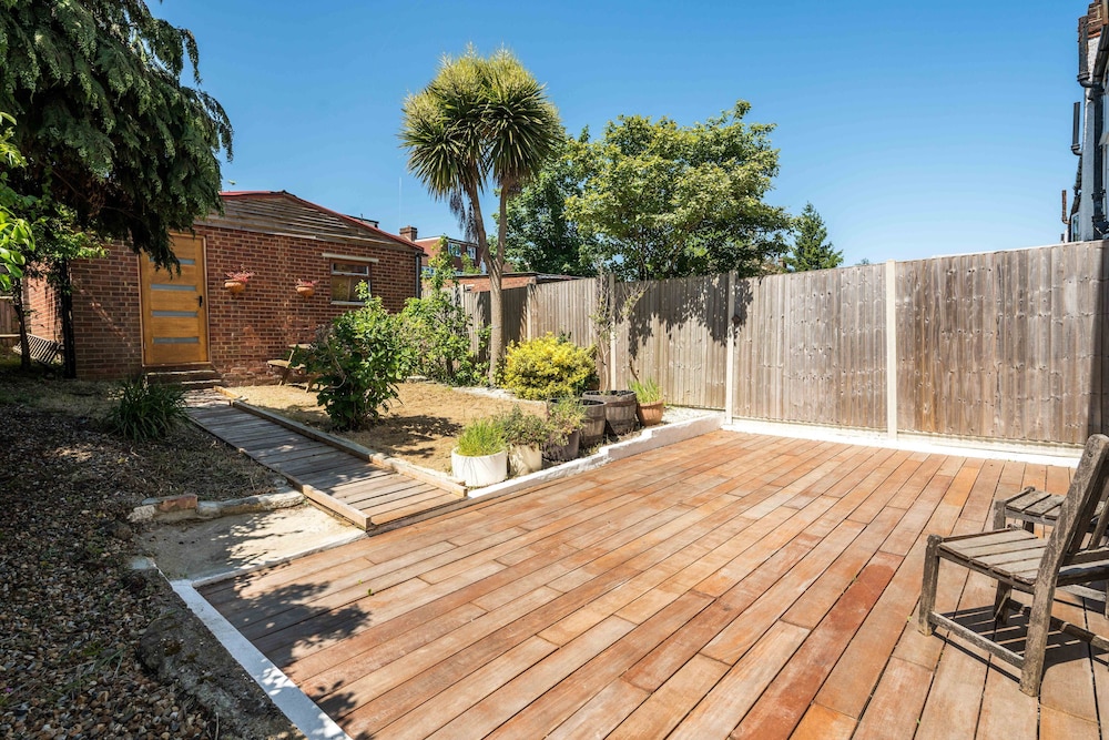 Elegant 2Bd House With Garden And Decked Patio