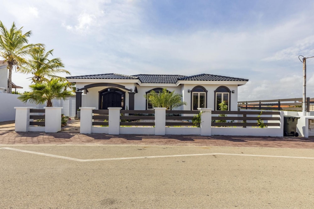 New 3BR 2BA With Huge Pool and Outdoor Area BBQ